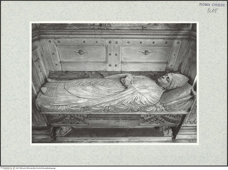 Vorderseite von Vasari [https://rightsstatements.org/page/CNE/1.0/] Grabmal des Kardinals Antoniotto Pallavicini (+1507)Sarkophag mit Liegefigur - Aufsicht, bh477668_recto. Foto.