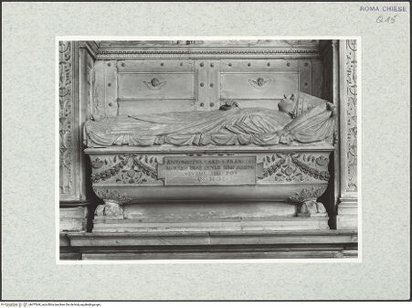 Vorderseite von Vasari [https://rightsstatements.org/page/CNE/1.0/] Grabmal des Kardinals Antoniotto Pallavicini (+1507)Sarkophag mit Liegefigur - Gesamtansicht, bh477669_recto. Foto.