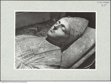 Vorderseite von Vasari [https://rightsstatements.org/page/CNE/1.0/] Grabmal des Kardinals Antoniotto Pallavicini (+1507)Sarkophag mit Liegefigur - Detail: Kopf, bh477677_recto. Foto.