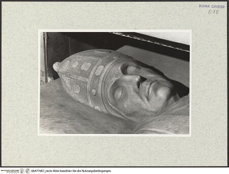 Vorderseite von Courtauld Institute, Conway Library [https://www.deutsche-digitale-bibliothek.de/content/lizenzen/rv-ez/] Grabmal des Kardinals Giovanni Battista Mellini (+1478)Sarkophag mit Liegefigur - Detail: Kopf, bh477687_recto. Foto.