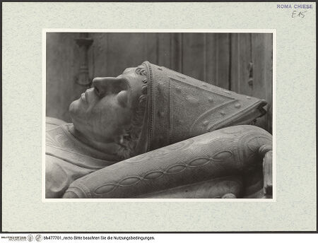 Vorderseite von Vasari [https://www.deutsche-digitale-bibliothek.de/content/lizenzen/rv-ez/] Grabmal der Kardinäle Cristoforo (+1477) und Domenico della Rovere (+1501)Sarkophag mit Liegefigur - Detail, Kopf, bh477701_recto. Foto.