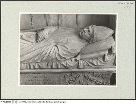 Vorderseite von Vasari [https://www.deutsche-digitale-bibliothek.de/content/lizenzen/rv-ez/] Grabmal der Kardinäle Cristoforo (+1477) und Domenico della Rovere (+1501)Sarkophag mit Liegefigur - Detail, obere Körperhälfte, Aufsicht, bh477703_recto. Foto.