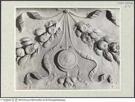 Vorderseite von Courtauld Institute, Conway Library [https://www.deutsche-digitale-bibliothek.de/content/lizenzen/rv-ez/] Grabmal der Kardinäle Cristoforo (+1477) und Domenico della Rovere (+1501)Sarkophag mit Liegefigur - Sarkophag, Dekorationsdetail: Feston mit Maskenmedaillon, bh477705_recto. Foto.