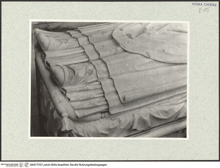 Vorderseite von Vasari [https://www.deutsche-digitale-bibliothek.de/content/lizenzen/rv-ez/] Grabmal der Kardinäle Cristoforo (+1477) und Domenico della Rovere (+1501)Sarkophag mit Liegefigur - Detail, untere Körperpartie, bh477707_recto. Foto.