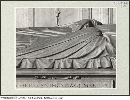 Vorderseite von Courtauld Institute, Conway Library [https://www.deutsche-digitale-bibliothek.de/content/lizenzen/rv-ez/] Grabmal der Kardinäle Cristoforo (+1477) und Domenico della Rovere (+1501)Sarkophag mit Liegefigur - Detail, mittlere Körperpartie, bh477708_recto. Foto.