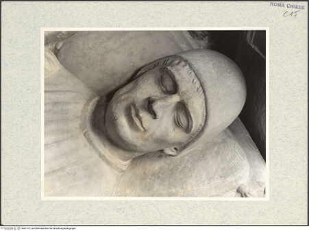 Vorderseite von Vasari [https://www.deutsche-digitale-bibliothek.de/content/lizenzen/rv-ez/] Grabmal (Kenotaph) des Meliaduce (Meriaduce) Cicala (+1481), Stifter der KircheSarkophag mit Liegefigur - Detail: Kopf, bh477757_recto. Foto.