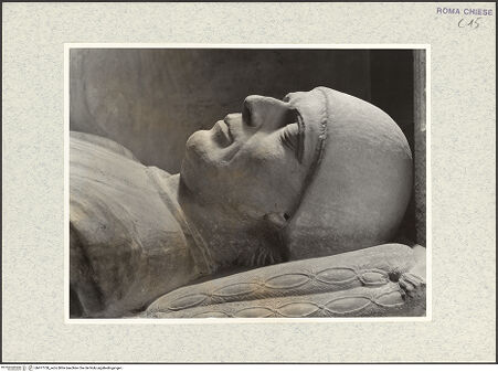 Vorderseite von Vasari [https://www.deutsche-digitale-bibliothek.de/content/lizenzen/rv-ez/] Grabmal (Kenotaph) des Meliaduce (Meriaduce) Cicala (+1481), Stifter der KircheSarkophag mit Liegefigur - Detail: Kopf, bh477758_recto. Foto.