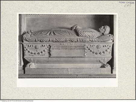 Vorderseite von Vasari [https://www.deutsche-digitale-bibliothek.de/content/lizenzen/rv-ez/] Grabmal (Kenotaph) des Meliaduce (Meriaduce) Cicala (+1481), Stifter der KircheSarkophag mit Liegefigur - Gesamtansicht, bh477760_recto. Foto.