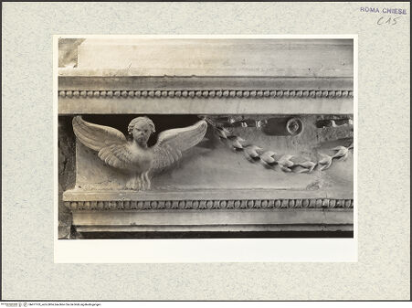 Vorderseite von Vasari [https://www.deutsche-digitale-bibliothek.de/content/lizenzen/rv-ez/] Grabmal (Kenotaph) des Meliaduce (Meriaduce) Cicala (+1481), Stifter der Kirche - Detail der Sockeldekoration: Sphinx und Girlande, bh477763_recto. Foto.