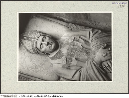 Vorderseite von Vasari [https://www.deutsche-digitale-bibliothek.de/content/lizenzen/rv-ez/] Grabmal des Bischofs Juan Diego de CocaSarkophag mit Liegefigur - Detail: Oberkörper, bh477815_recto. Foto.