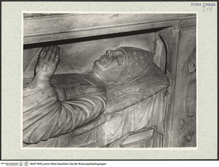 Vorderseite von Courtauld Institute, Conway Library [https://www.deutsche-digitale-bibliothek.de/content/lizenzen/rv-ez/] Grabmal des Bischofs und päpstlichen Sekretärs Juan de Fuensalida (+1498) - Liegefigur, Oberkörper, bh477845_recto. Foto.