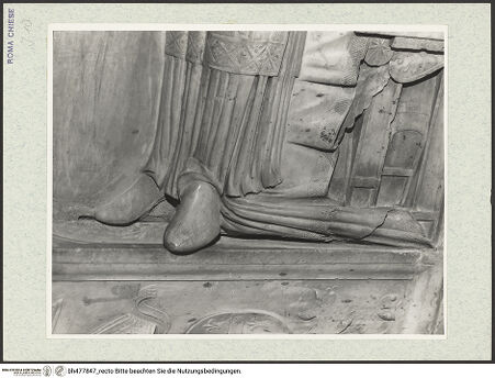 Vorderseite von Courtauld Institute, Conway Library [https://www.deutsche-digitale-bibliothek.de/content/lizenzen/rv-ez/] Grabmal des Bischofs und päpstlichen Sekretärs Juan de Fuensalida (+1498) - Liegefigur, Füße, bh477847_recto. Foto.