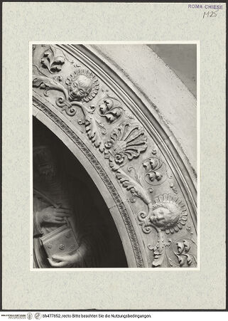 Vorderseite von Vasari [https://www.deutsche-digitale-bibliothek.de/content/lizenzen/rv-ez/] Grabmal des Erzbischofs Benedetto Sopranzi von Nicosia (+1495) - Detail der Bogendekoration, bh477852_recto. Foto.