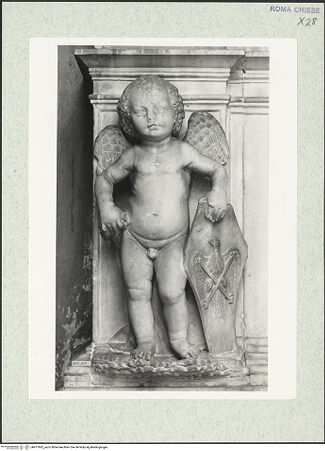 Vorderseite von Courtauld Institute, Conway Library [https://rightsstatements.org/page/CNE/1.0/] Grabmal des Ferdinando (Fernando) de Córdoba (+1486)Sockel mit wappenhaltenden Putti und Inschrifttafel - Putto links, bh477862_recto. Foto.