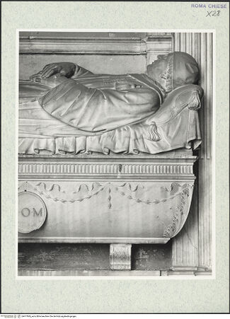 Vorderseite von Courtauld Institute, Conway Library [https://rightsstatements.org/page/CNE/1.0/] Grabmal des Ferdinando (Fernando) de Córdoba (+1486)Sarkophag mit Liegefigur - Detail: Oberkörper, bh477869_recto. Foto.