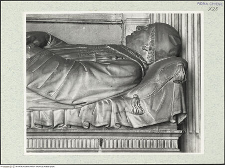 Vorderseite von Courtauld Institute, Conway Library [https://rightsstatements.org/page/CNE/1.0/] Grabmal des Ferdinando (Fernando) de Córdoba (+1486)Sarkophag mit Liegefigur - Detail: Oberkörper, bh477870_recto. Foto.