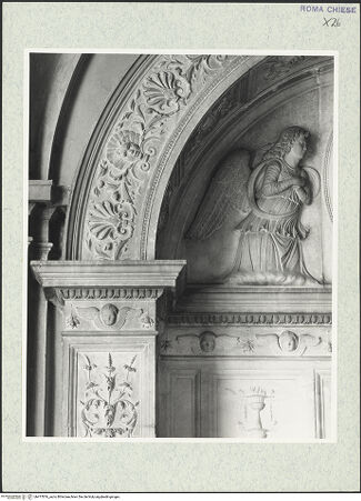 Vorderseite von Courtauld Institute, Conway Library [https://www.deutsche-digitale-bibliothek.de/content/lizenzen/rv-ez/] Grabmal des Bischofs Diego Melendes Valdes (+1506)Bogenlünette: Madonna in der Mandorla und zwei adorierende Engel - Detail: Engel links und Teil des Bogens, bh477876_recto. Foto.