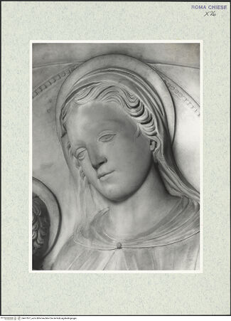 Vorderseite von Vasari [https://rightsstatements.org/page/CNE/1.0/] Grabmal des Bischofs Diego Melendes Valdes (+1506)Bogenlünette: Madonna in der Mandorla und zwei adorierende Engel - Detail: Kopf der Madonna, bh477877_recto. Foto.
