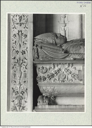 Vorderseite von Courtauld Institute, Conway Library [https://rightsstatements.org/page/CNE/1.0/] Grabmal des Bischofs Diego Melendes Valdes (+1506)Sarkophag mit Liegefigur - linker Teil und linker Pilaster, bh477888_recto. Foto.