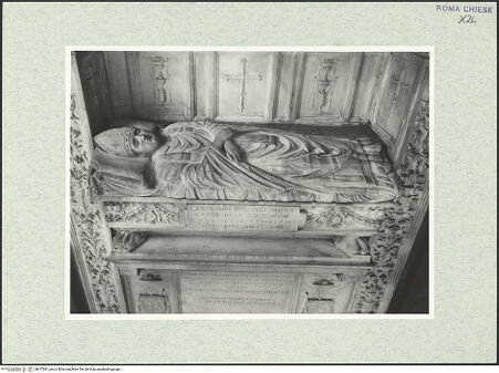 Vorderseite von Vasari [https://rightsstatements.org/page/CNE/1.0/] Grabmal des Bischofs Diego Melendes Valdes (+1506)Sarkophag mit Liegefigur - Aufsicht, bh477891_recto. Foto.