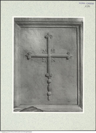 Vorderseite von Vasari [https://rightsstatements.org/page/CNE/1.0/] Grabmal des Bischofs Diego Melendes Valdes (+1506) - Rückwand, Detail: Reliefkruzifix, bh477892_recto. Foto.