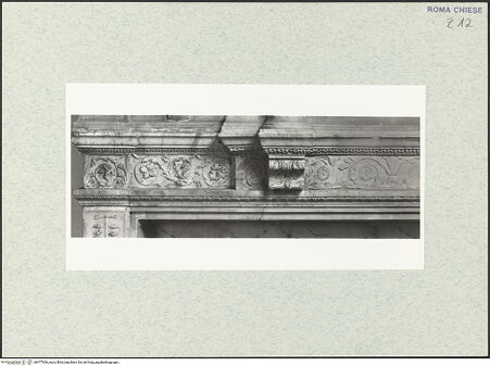 Vorderseite von Vasari [https://www.deutsche-digitale-bibliothek.de/content/lizenzen/rv-ez/] Grabmal der Costanza Ammanati-Piccolomini (+1477)Prunkbett mit Inschrifttafel und Liegefigur - Detail: Gesims zwischen unterer und oberer Nische, bh477906_recto. Foto.
