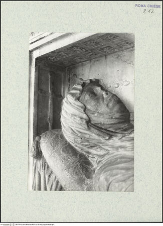 Vorderseite von unbekannt [https://www.deutsche-digitale-bibliothek.de/content/lizenzen/rv-fz/] Grabmal der Costanza Ammanati-Piccolomini (+1477)Prunkbett mit Inschrifttafel und Liegefigur - Detail: Kopf, bh477914_recto. Foto.