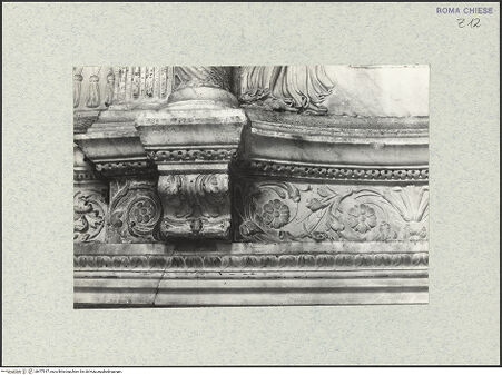 Vorderseite von unbekannt [https://www.deutsche-digitale-bibliothek.de/content/lizenzen/rv-ez/] Grabmal der Costanza Ammanati-Piccolomini (+1477) - Detail des Gesimses über der unteren Nische, bh477917_recto. Foto.