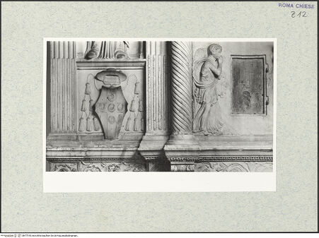 Vorderseite von Vasari [https://www.deutsche-digitale-bibliothek.de/content/lizenzen/rv-ez/] Grabmal der Costanza Ammanati-Piccolomini (+1477) - Detail: Piccolomini-Wappen links der Mittelnische, bh477918_recto. Foto.