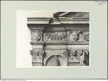 Vorderseite von Vasari [https://www.deutsche-digitale-bibliothek.de/content/lizenzen/rv-ez/] Grabmal der Costanza Ammanati-Piccolomini (+1477) - Detail des Architravs, bh477920_recto. Foto.