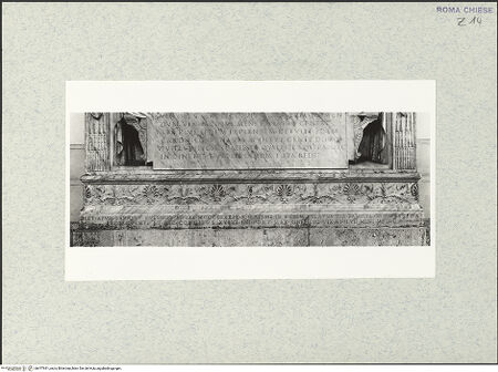 Vorderseite von Vasari [https://www.deutsche-digitale-bibliothek.de/content/lizenzen/rv-ez/] Grabmal des Kardinals Jacopo Ammanati-Piccolomini (+1479)Prunkbett mit Inschrifttafel und Liegefigur - Detail: Sockelzone, bh477931_recto. Foto.