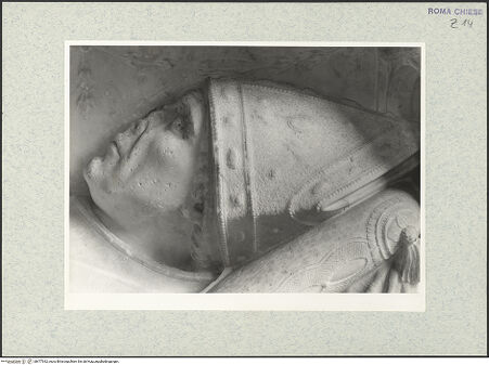 Vorderseite von Vasari [https://www.deutsche-digitale-bibliothek.de/content/lizenzen/rv-ez/] Grabmal des Kardinals Jacopo Ammanati-Piccolomini (+1479)Prunkbett mit Inschrifttafel und Liegefigur - Detail: Kopf, bh477932_recto. Foto.