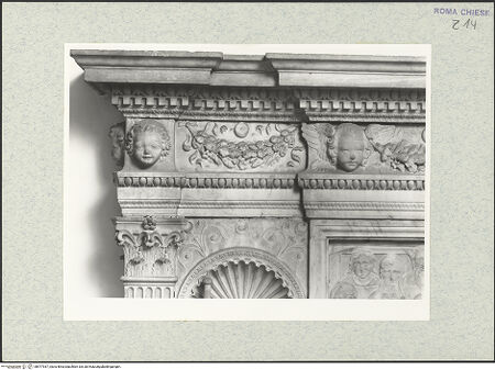 Vorderseite von Vasari [https://www.deutsche-digitale-bibliothek.de/content/lizenzen/rv-ez/] Grabmal des Kardinals Jacopo Ammanati-Piccolomini (+1479) - Detail des Architravs, bh477937_recto. Foto.