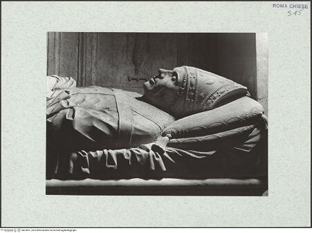 Vorderseite von Vasari [https://www.deutsche-digitale-bibliothek.de/content/lizenzen/rv-ez/] Grabmal des Erzbischofs von Salerno, Guglielmo Rocca (+1482)Sarkophag mit Liegefigur - Detail, Oberkörper, bh478021_recto. Foto.