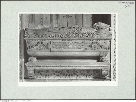 Vorderseite von Vasari [https://www.deutsche-digitale-bibliothek.de/content/lizenzen/rv-ez/] Grabmal des Erzbischofs von Salerno, Guglielmo Rocca (+1482)Sarkophag mit Liegefigur - Gesamtansicht, bh478029_recto. Foto.