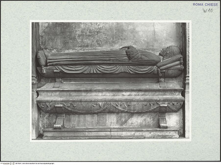 Vorderseite von Vasari [https://www.deutsche-digitale-bibliothek.de/content/lizenzen/rv-ez/] Grabmal des Nestore Malvezzi (+1488)Sarkophag mit Liegefigur - Gesamtansicht, bh478051_recto. Foto.