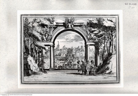 Vorderseite von Istituto Nazionale per la Grafica [http://creativecommons.org/publicdomain/mark/1.0/] Il Greco in Troia, festa teatrale rappresentata in Firenze ...2. Akt, 1. Szene: "Mare con machina, che figura la città di Troia e serve di Carro Trionfale, tirato sull'acqua da Nettuno, Deità marine varij mostri". Auf dem Thron die siegreichen Könige Pyrrhus und Menelaos, im Vordergrund die fünf gefangenen Trojaner - , bh478516. Foto.