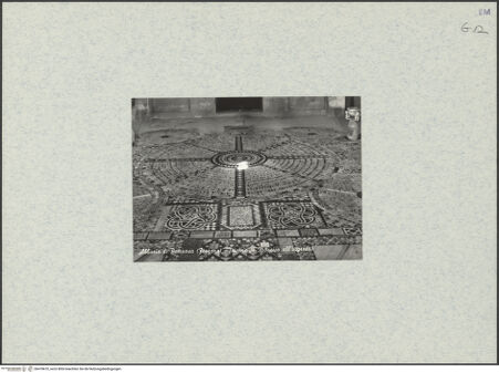 Vorderseite von unbekannt [https://www.deutsche-digitale-bibliothek.de/content/lizenzen/rv-fz/] Fußboden des Mittelschiffes - Fußboden im Eingangsbereich, bh478670_recto. Foto.