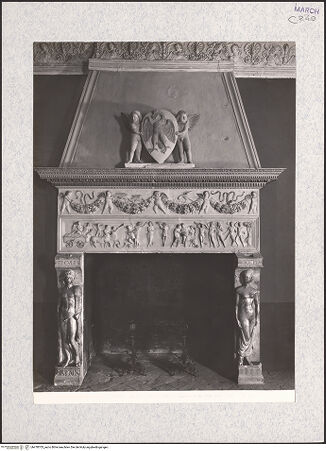 Vorderseite von Alinari [https://www.deutsche-digitale-bibliothek.de/content/lizenzen/rv-ez/] Kamin - Gesamtansicht, bh478703_recto. Foto.