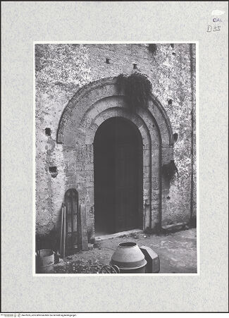 Vorderseite von Bibliotheca Hertziana [https://www.deutsche-digitale-bibliothek.de/content/lizenzen/rv-fz/] CattedraleWestfassade - Hauptportal, bh479335_recto. Foto: Kruft, Hanno-Walter.