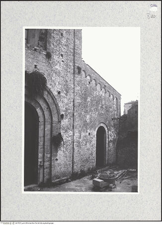 Vorderseite von Bibliotheca Hertziana [https://www.deutsche-digitale-bibliothek.de/content/lizenzen/rv-fz/] CattedraleWestfassade - Rechte Hälfte der Fassade, bh479337_recto. Foto.