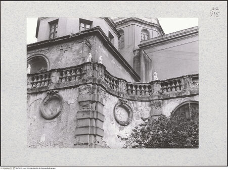 Vorderseite von Bibliotheca Hertziana [https://www.deutsche-digitale-bibliothek.de/content/lizenzen/rv-fz/] CattedraleNordfassade - Nordquerhausarm und Nordseitenschiff, umlaufende Balustrade mit Figurenschmuck, bh479469_recto. Foto: Kruft, Hanno-Walter.