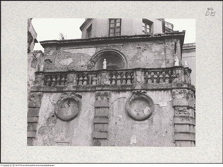 Vorderseite von Bibliotheca Hertziana [https://www.deutsche-digitale-bibliothek.de/content/lizenzen/rv-fz/] CattedraleNordfassade - Nordquerhausarm, umlaufende Balustrade mit Figurenschmuck, bh479470_recto. Foto: Kruft, Hanno-Walter.