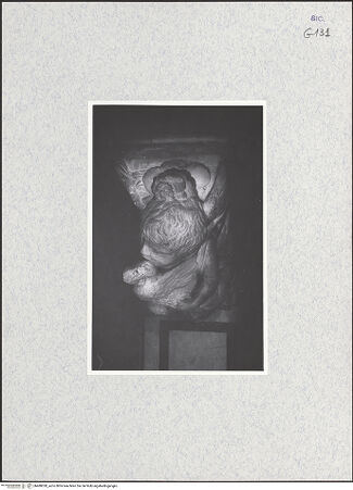 Vorderseite von Bibliotheca Hertziana [https://www.deutsche-digitale-bibliothek.de/content/lizenzen/rv-fz/] Konsole mit Putto, der eine Taube hält - Gesamtansicht, bh480028_recto. Foto.