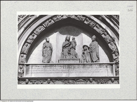 Vorderseite von Bibliotheca Hertziana [https://www.deutsche-digitale-bibliothek.de/content/lizenzen/rv-fz/] HauptportalMadonna zwischen den Heiligen Petrus und Januarius mit Kardinal Enrico Minutolo als Stifter (Archivolte: der Heilige Geist und Apostel) - Madonna und Heiligen, bh480039_recto. Foto.