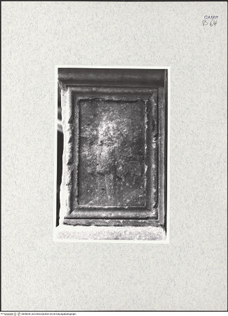 Vorderseite von unbekannt [https://www.deutsche-digitale-bibliothek.de/content/lizenzen/rv-fz/] PortaldekorationRechter Sockel - Rechtes Relief: Profilbildnis von zwei Figuren, bh480040_recto. Foto.