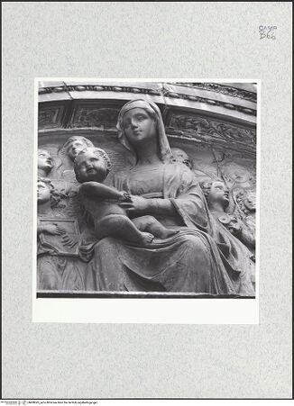 Vorderseite von unbekannt [https://www.deutsche-digitale-bibliothek.de/content/lizenzen/rv-fz/] PortaldekorationMaria mit Kind im Kreise anbetender Engel - , bh480043_recto. Foto.