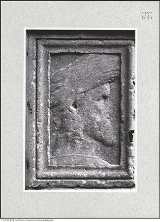 Vorderseite von Bibliotheca Hertziana [https://www.deutsche-digitale-bibliothek.de/content/lizenzen/rv-fz/] PortaldekorationLinker Sockel - Linkes Relief: Profilbildnis eines Mannes mit Turban oder Hut, bh480044_recto. Foto: Kruft, Hanno-Walter.