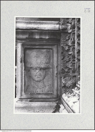 Vorderseite von Bibliotheca Hertziana [https://www.deutsche-digitale-bibliothek.de/content/lizenzen/rv-fz/] PortaldekorationLinker Sockel - Rechtes Relief: En-face-Bildnis eines Mannes mit Hut, bh480077_recto. Foto: Kruft, Hanno-Walter.