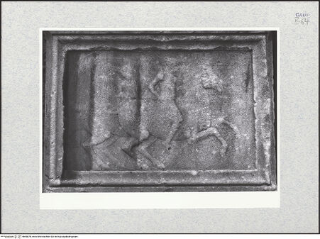 Vorderseite von Bibliotheca Hertziana [https://www.deutsche-digitale-bibliothek.de/content/lizenzen/rv-fz/] PortaldekorationRechter Sockel - Mittleres Relief: Zwei Reiter, bh480078_recto. Foto: Kruft, Hanno-Walter.